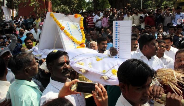 EVM के दलदल से कमल खिलेगा: केजरीवाल ; विपक्ष ने मामले की EC से जांच की मांग की