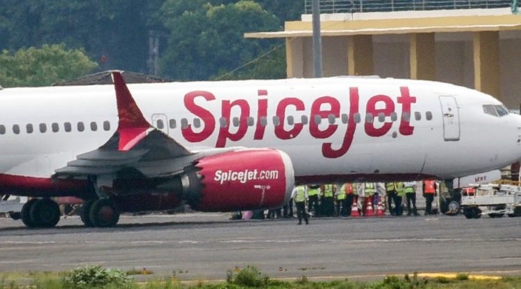 Emergency-landing-of-SpiceJet-aircraft-in-Kolkata,-pilot's-wisdom-averted-a-major-accident