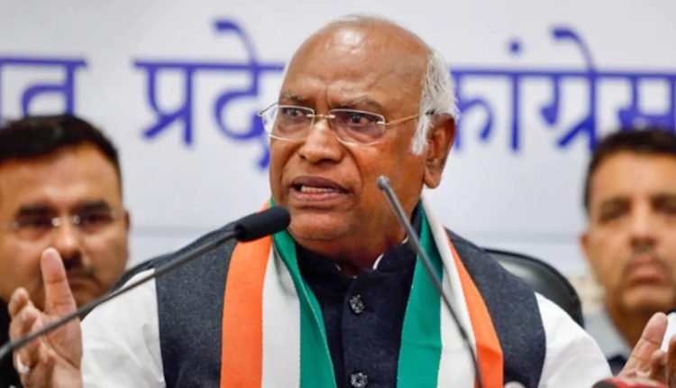 Mallikarjun-Kharge-hit-back-at-PM-Modi,-said-under-whose-umbrella-the-"best-friend"-looted-everything