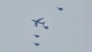 भारतीय वायु सेना के लड़ाकू विमान ईरान के विमान को घेरे हुए